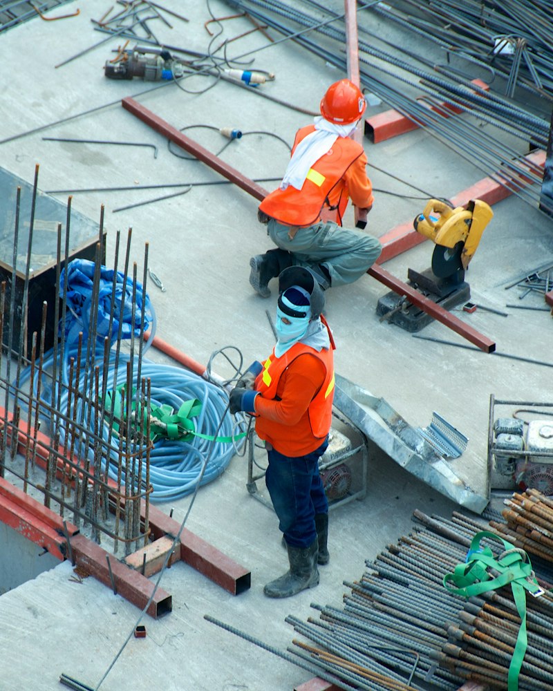 Squadra di Lukaj Ristrutturazioni al lavoro in un cantiere a Milano